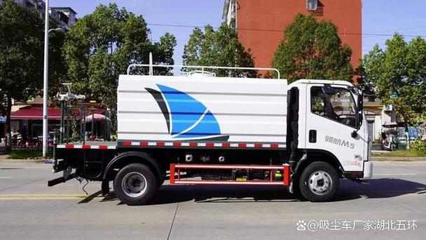 多功能綠化灑水車生產(chǎn)廠家的創(chuàng)新技術(shù)與環(huán)保貢獻(xiàn)解析