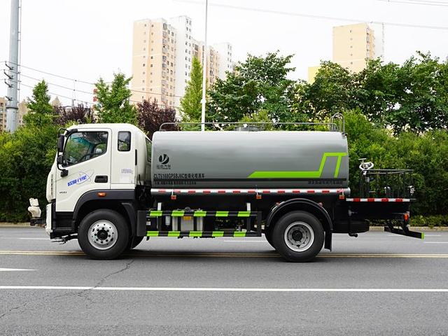 福田奔馳歐曼15方灑水車 好車不貴，實(shí)力之選